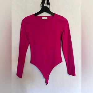 Babaton Aritzia Contour Crew Long Sleeve Bodysuit in Barbie Pink Size Small